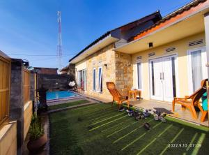 Bazén v ubytování Puncak Pinus and Pool nebo v jeho okolí