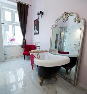 Kúpeľňa v ubytovaní Luxury gorgeous period apartment in the heart of city centre