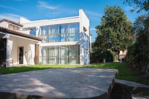 uma grande casa branca com uma entrada em La Casa di Gabri em Málchina