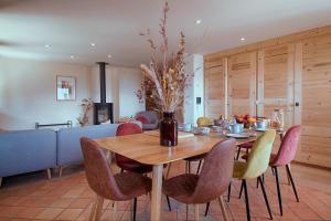 La Ferme des Fingères في كوردون: غرفة طعام مع طاولة وكراسي خشبية