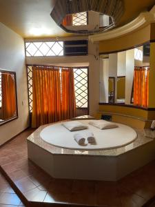 a bathroom with a circular sink in a room at Motel Village in Teófilo Otoni