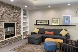 Ruang duduk di Wingate by Wyndham Chandler Phoenix