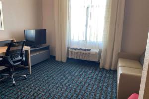 Televisyen dan/atau pusat hiburan di Wingate by Wyndham Chandler Phoenix