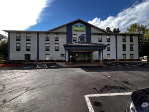 un aparcamiento vacío frente a un edificio en SureStay Hotel by Best Western Morganton, en Morganton