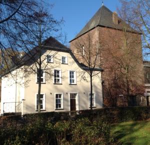 a large white house with a large brick building at Am Meerturm in Xanten