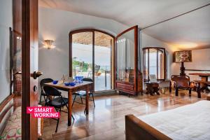 1 dormitorio con 1 cama, mesa y sillas en Stunning Sea View Apartment with Terrace in Camogli by Wonderful Italy, en Camogli