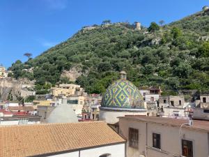 vistas a una ciudad con una montaña en el fondo en Sarno Domus Grazioso Loft 2 livelli Centro Storico en Sarno