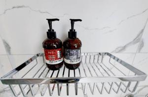 due bottiglie di salsa su un ripiano in un frigorifero di 宜蘭五結羅東 田中268 a Città di Yilan
