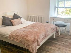Ένα ή περισσότερα κρεβάτια σε δωμάτιο στο Holmbyre Smithy