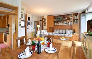 cocina y sala de estar con mesa y sillas en Amazing Apartment In Comano Terme With House A Mountain View, en Comano Terme