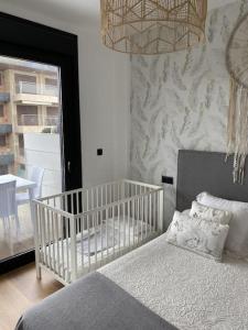 A bed or beds in a room at Precioso apartamento con terraza y piscina en Portonovo-Sanxenxo
