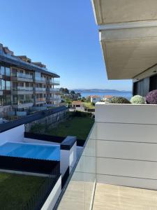 A balcony or terrace at Precioso apartamento con terraza y piscina en Portonovo-Sanxenxo Még 37 kép