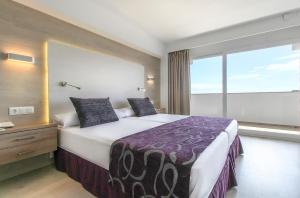 A bed or beds in a room at Globales Panamá - Adults Only