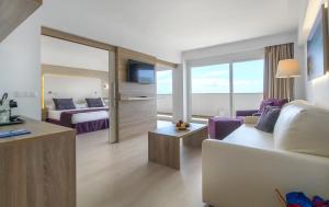 A television and/or entertainment centre at Globales Panamá - Adults Only
