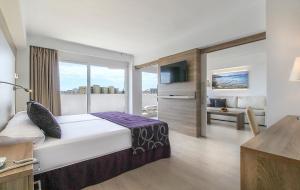 A bed or beds in a room at Globales Panamá - Adults Only