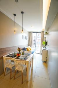 uma cozinha e sala de estar com mesa e cadeiras em Rent for Days IV- Norte Vip em San Miguel de Tucumán