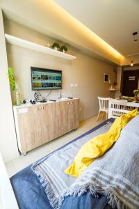 a room with a bed and a tv on a wall at Rent for Days IV- Norte Vip in San Miguel de Tucumán