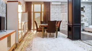 Baku Entire Villa في باكو: غرفة طعام مع طاولة وكراسي