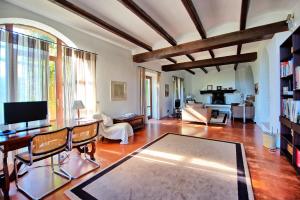 een woonkamer met een tafel en stoelen en een woonkamer bij Villa Ulivacci by PosarelliVillas in Cavriglia