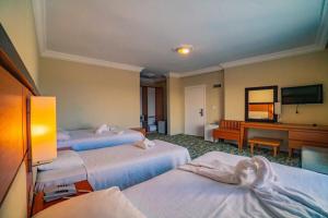 En eller flere senge i et værelse på Prenses Sealine Beach Hotel