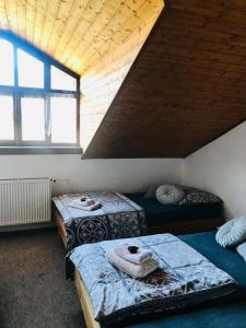 Letto o letti in una camera di Hvězdonice Hostinec U Kuželků
