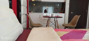 Spiros Rooms في كاستروزيكيا: غرفة نوم بسرير وطاولة صغيرة مع كراسي