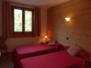 a bedroom with two beds and a window at Appartement 2 chambres centre village proche pistes avec Wifi - FR-1-437-60 in La Clusaz