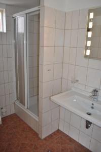 ein Badezimmer mit einer Dusche, einer Badewanne und einem Waschbecken in der Unterkunft Landhouse in Olofström