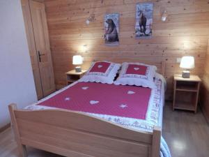 Un dormitorio con una cama con dos mesas y dos lámparas. en Appartement 3 chambres au centre de La Clusaz, à 100m des pistes, proche cours de ski. WIFI inclus - FR-1-437-4, en La Clusaz