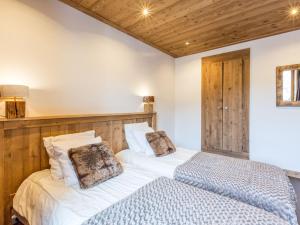 two beds sitting next to each other in a bedroom at Appartement La Clusaz, 4 pièces, 8 personnes - FR-1-437-46 in La Clusaz