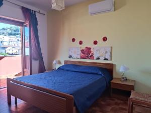 Un dormitorio con una cama azul y una ventana en Appartamento Gaia a Tropea, en Tropea