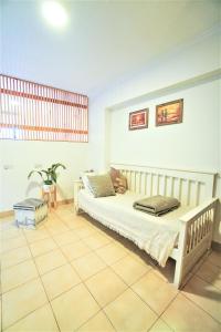 een slaapkamer met een bed en een tegelvloer bij Rent for Days III - Mono Plaza in San Miguel de Tucumán