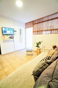 sala de estar con sofá y TV en Rent for Days III - Mono Plaza en San Miguel de Tucumán