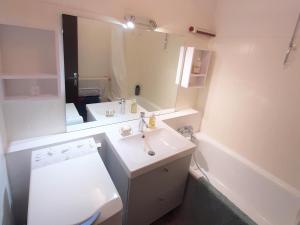 Baño blanco con lavabo y espejo en Studio Albiez-Montrond, 1 pièce, 5 personnes - FR-1-618-9, en Albiez-Montrond