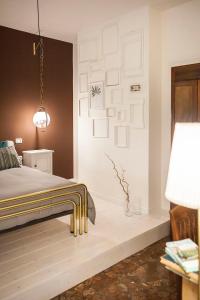ボローニャにあるAbitaRoomのベッドルーム1室(ベッド1台、ランプ付きテーブル付)