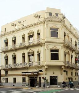 un gran edificio en la esquina de una calle en Hotel Central en Buenos Aires