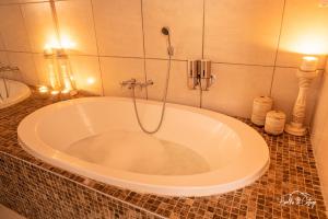 La salle de bains est pourvue d'une baignoire et d'une douche. dans l'établissement Apollis Cottage, à Springbok 86 autres photos