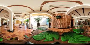 een lobby met palmbomen in een gebouw bij Donama River in Palomino