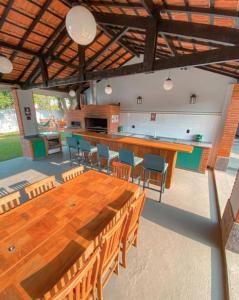 a large room with a large wooden table and chairs at CASA DOM QUIXOTE, pequena Chácara no centro da cidade in Atibaia