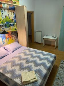 ein Schlafzimmer mit einem Bett mit zwei Büchern darauf in der Unterkunft B&b L’Attico e la Ballata in Brusciano