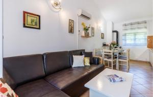 Posezení v ubytování 5 Bedroom Awesome Home In Labin