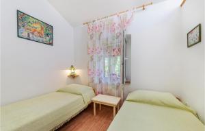 Postel nebo postele na pokoji v ubytování 5 Bedroom Awesome Home In Labin