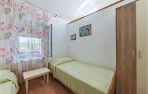 Postel nebo postele na pokoji v ubytování 5 Bedroom Awesome Home In Labin