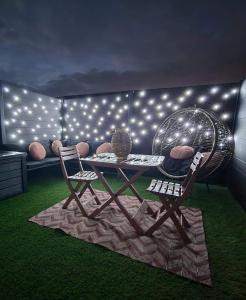 une chambre avec une table, des chaises et des lumières dans l'établissement Suite cristal LovingSpa avec jacuzzi privatif, à Lignières-de-Touraine