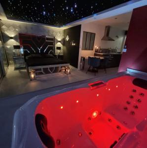 - une baignoire rouge dans une chambre dans l'établissement Suite cristal LovingSpa avec jacuzzi privatif, à Lignières-de-Touraine