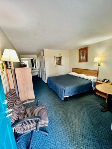 Säng eller sängar i ett rum på Rest Inn Motel