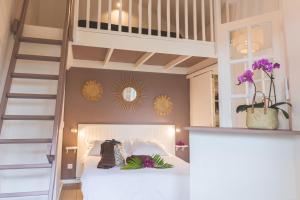 a bedroom with a bunk bed and a staircase at Ilet du Lagon in La Saline les Bains