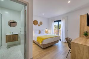 - une chambre avec un lit et une télévision dans l'établissement Casa Da Lagoa e Forja - Turismo Rural, à Mira