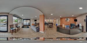 a large living room with an open floor plan at Quality Inn in Gastonia