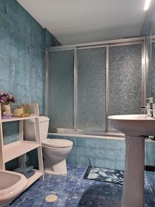 a bathroom with a toilet and a sink at Apartamento La Muralla de San Lorenzo in Córdoba +36 photos